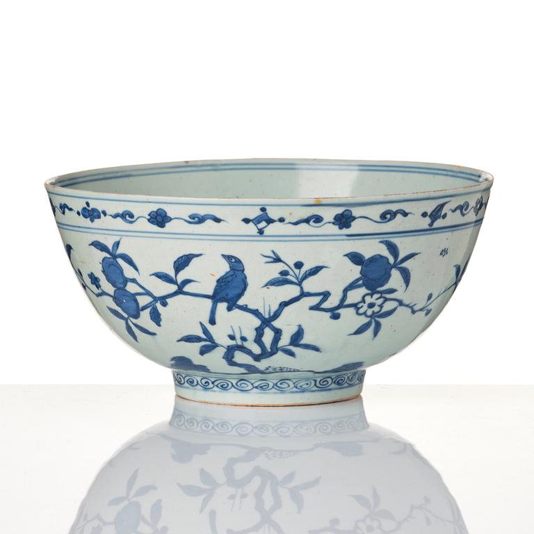 A large blue and white bowl, Ming dynasty (1368-1644).