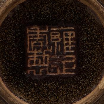 PENSELBAD, ett par, keramik, Qingdynastin 1800-tal. Med Yongzheng sigillmärke.