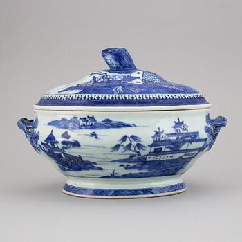 A blue and white tureen with cover, Qing dynasty, Qianlong (1736-95).