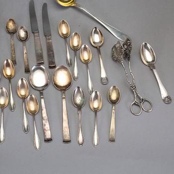 PARTI BESTICK, 35 delar, bl a Rosenholm, svenska stämplar samt importstämplar, 1900-tal. Total vikt 791 g.