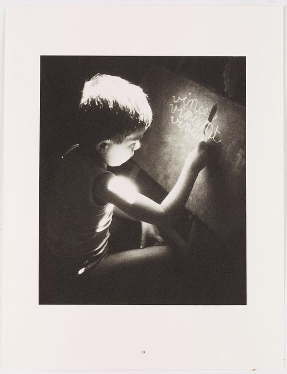 WILLY RONIS, Limited Edition Portfolio with 12 Collotype Plates, signed and numbered 254/290 on the colophon.