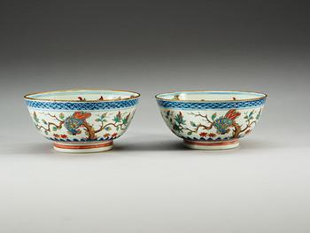 A pair of 'clobbered' bowls, Qing dynasty, 18th Century.