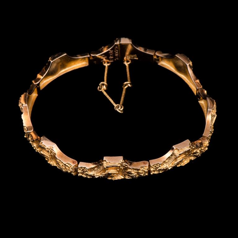 BJÖRN WECKSTRÖM, A BRACELET Golden Bridge, 14K gold, Lapponia 1979.