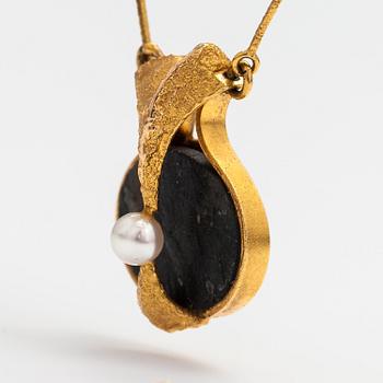 Björn Weckström, A 14K gold necklace 'Pearl bridge' with a cultured pearl and a spectrolite. Lapponia 1976.