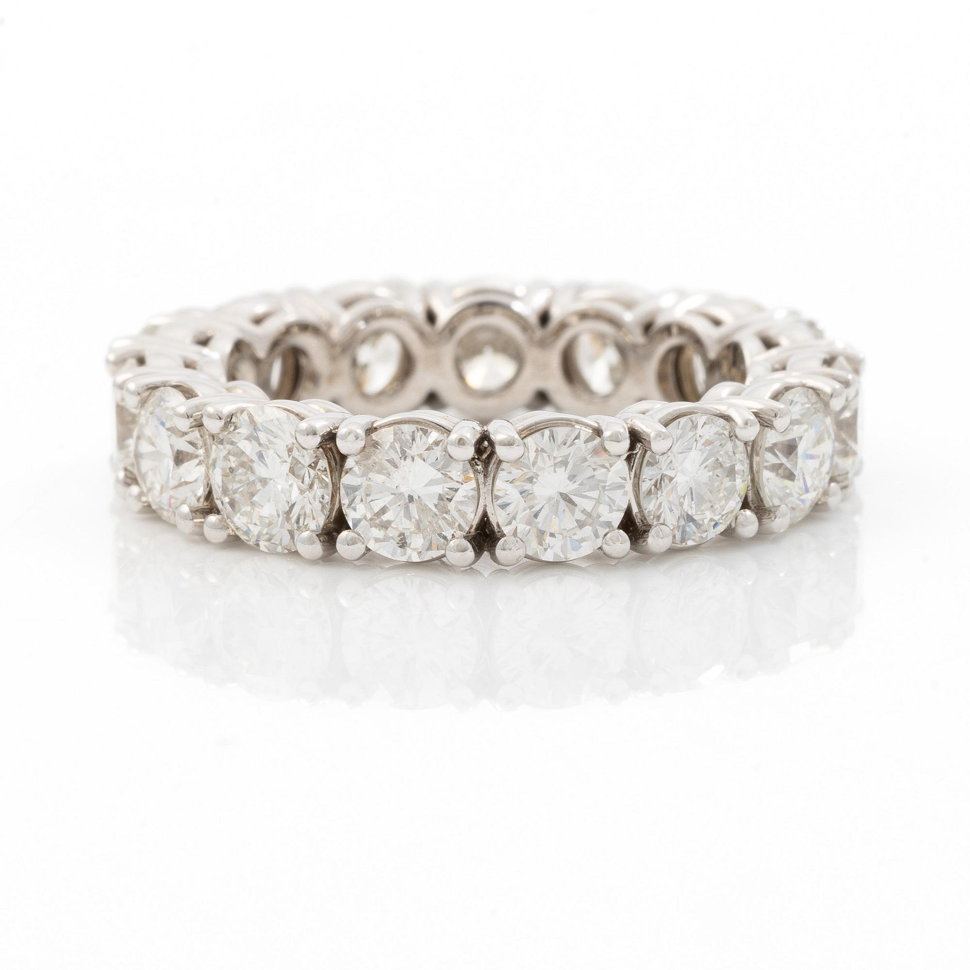 Ring full eternity 18K white gold with brilliant-cut diamonds.