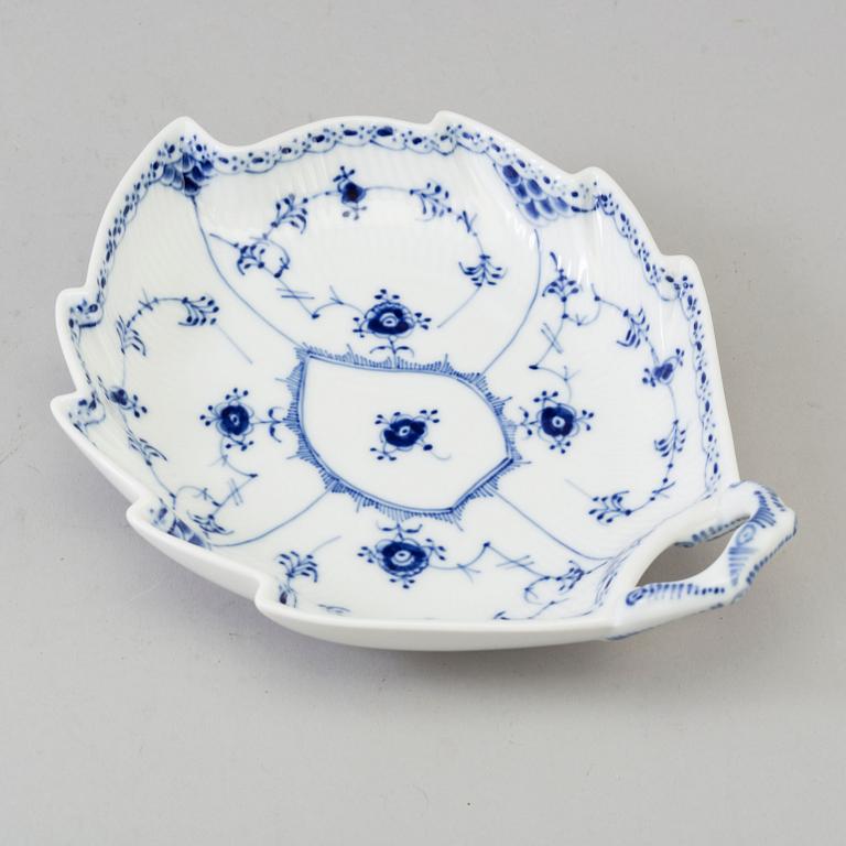 113 pieces of porcelain tableware from Royal Copenhagen, model "Musselmalet", 20th century.