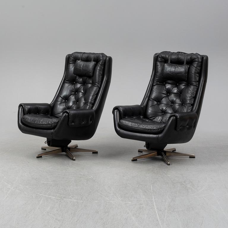 A pair of leather wivel chairs from PeeM, Finland, 1970's.