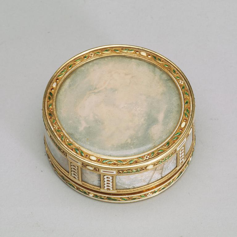 Fabergé, dosa, verkmästare Henrik Wigström, guld och emalj, S:t Petersburg 1899-1908. Ristat inventarienummer.