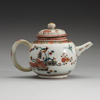 A famille verte kakiemon tea pot with cover, Qing dynasty, Kangxi (1662-1722).
