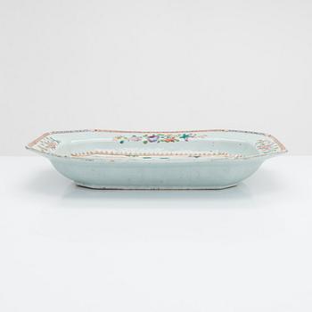 A porcelain tureen dish, Qianlong (1736-1795), China.
