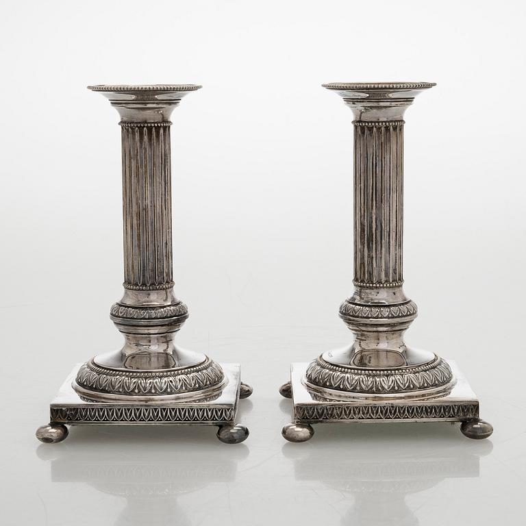 Ljusstakar, ett par, silver, Kultateollisuus, Åbo 1965 och 1970.