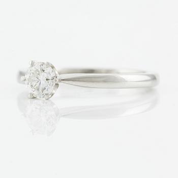 Engelbert, ring, platina med briljantslipad diamant 0.50 ct, medföljande GIA dossier.