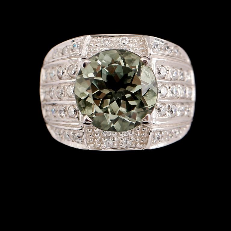 RING, rhodinerat silver, vita safirer samt grön sten.