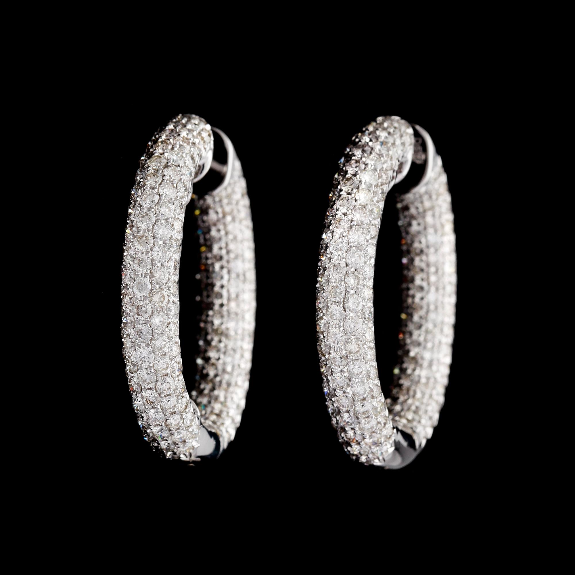 A pair of brilliant cut diamond earrings, tot. app. 5.77 cts.