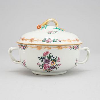 A famille rose equelle with cover, Qing dynasty, Qianlong (1736-95).