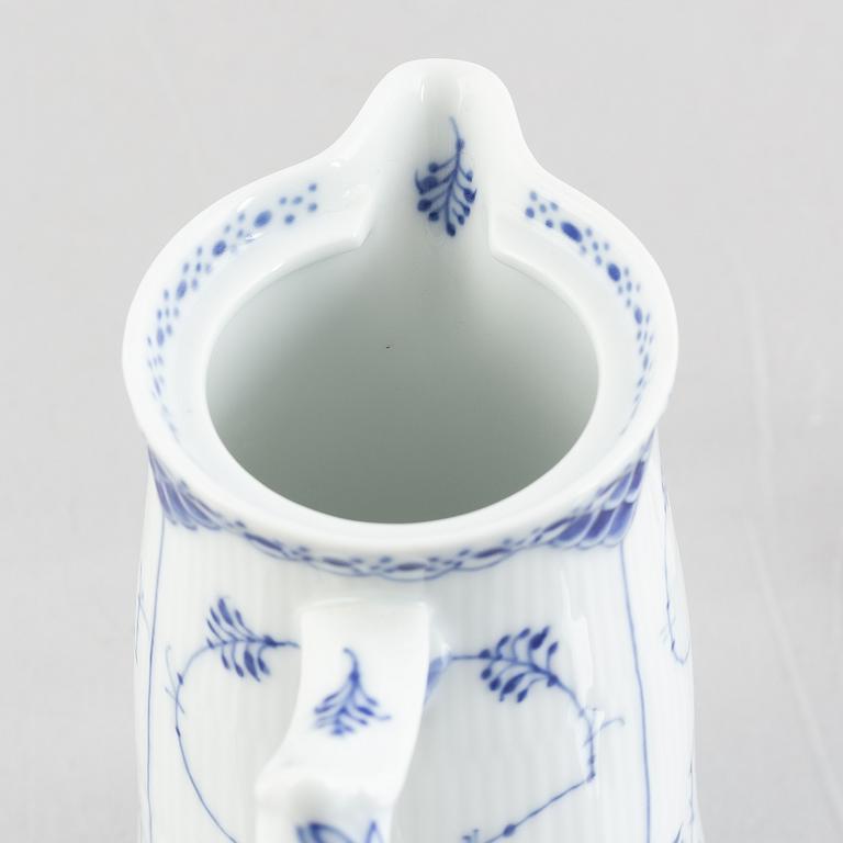 A 'Blue Fluted Half Lace' / 'Musselmalet' porcelain chocolate pot with cover, Royal Copenhagen, model 509, 1940.