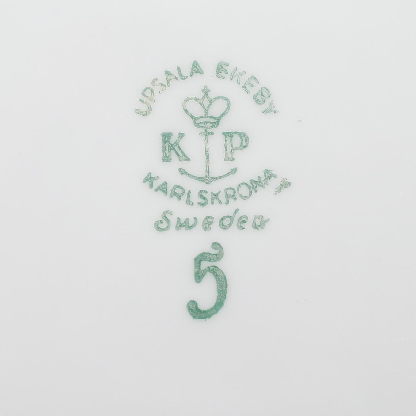 TALLRIKAR OCH UPPLÄGGNINGSFAT, 13 delar, porslin, Uppsala-Ekeby.