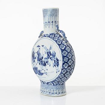 A blue and white moon flask, Qing dynasty, 19th century.