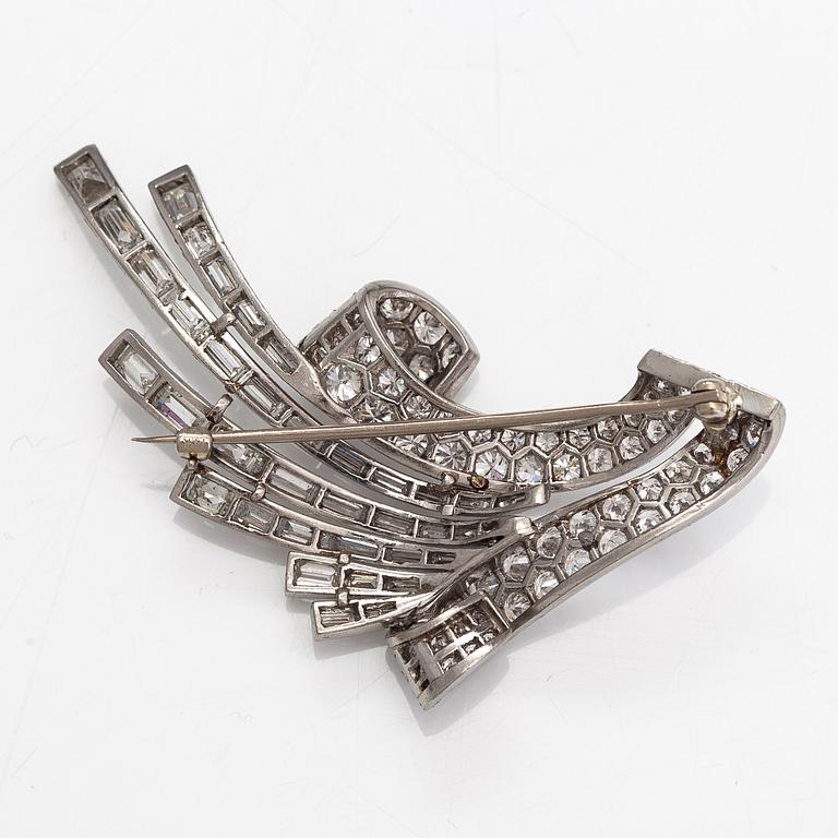 A platinum brooch with diamonds ca. 5.00 ct in total.