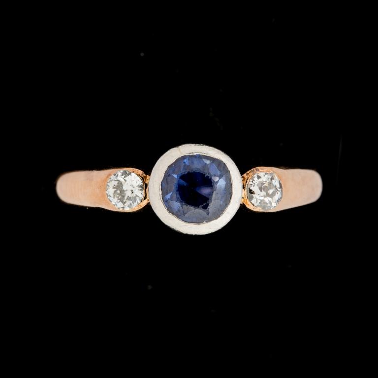 RING, 14 k guld med två gammalslipade diamanter ca 0,20 ct samt safir. Vikt ca 1 g.