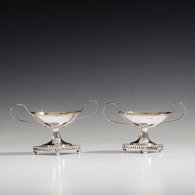 A PAIR OF SALT CELLARS AND SPOONS.