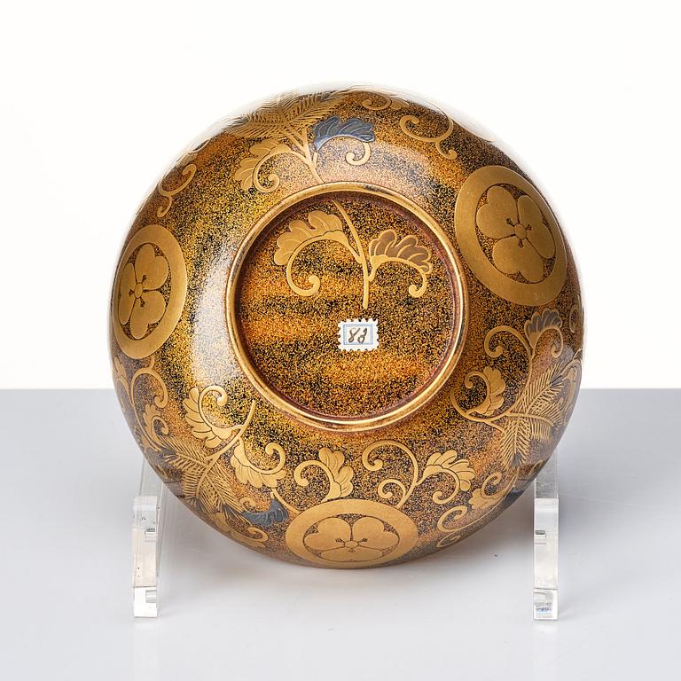 Ask med lock, skål samt handtag, lack. Japan, 1800-tal.