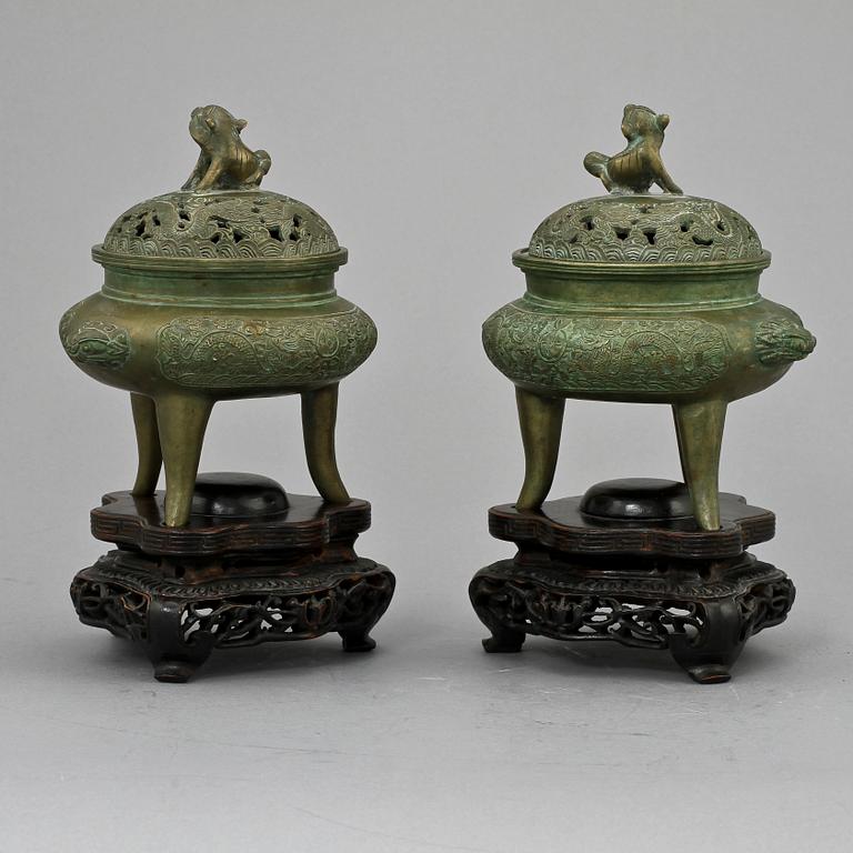 RÖKELSEKAR, ett par, orientaliska, 1900-tal.