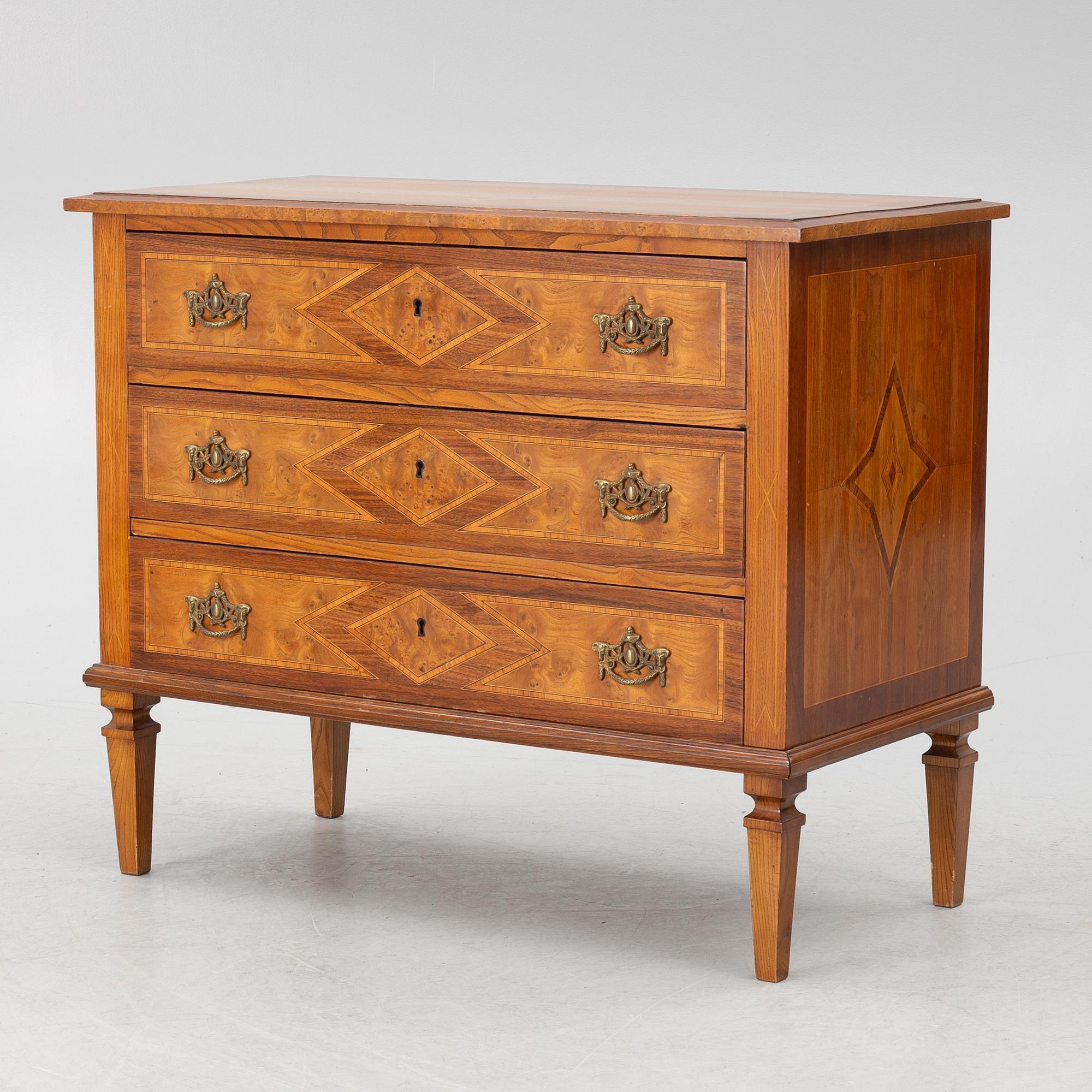 Byrå, sengustaviansk stil, omkring år 1900.