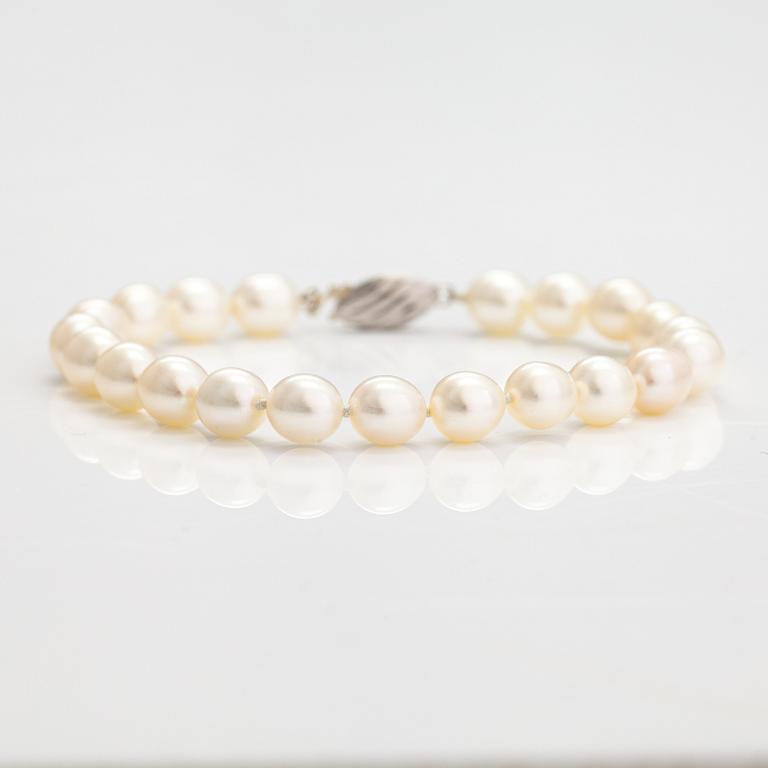 A pearl collier and bracelet with cultured pearls and silver clasps. Pirami.