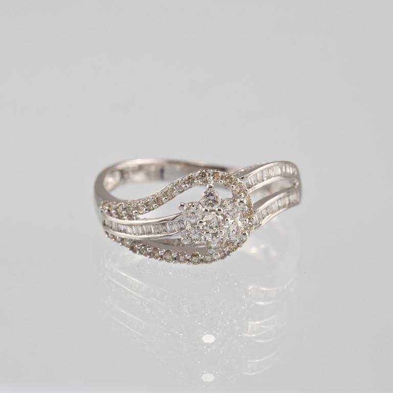 RING, 18k vitguld med briljant och baguettslipade diamanter, 0.47 ct. Vikt 2 g.