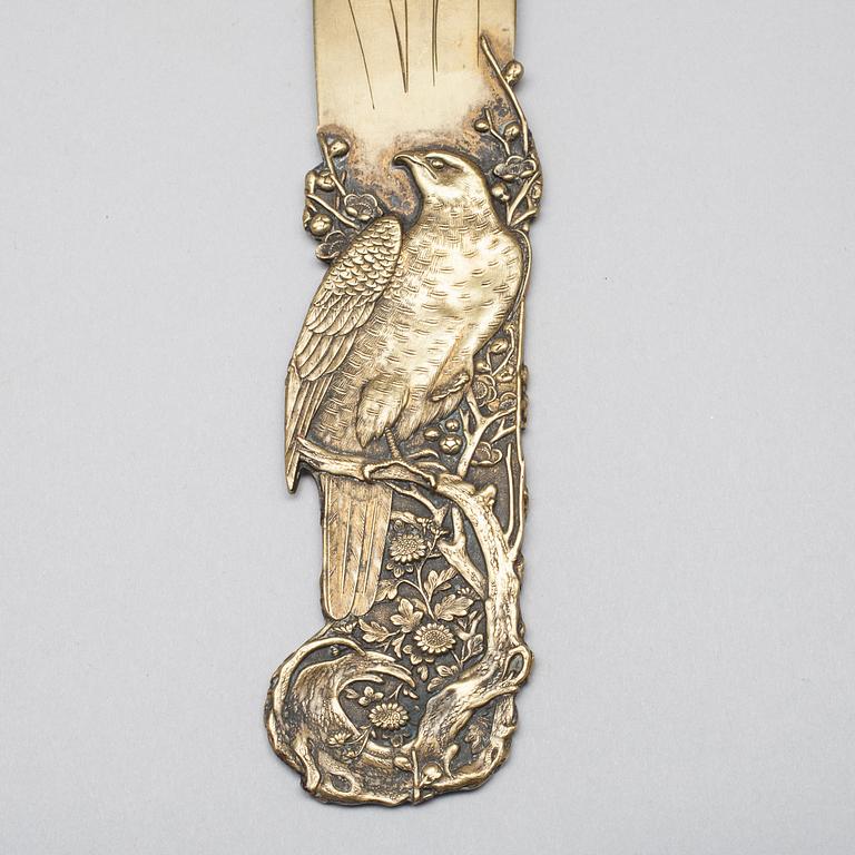 PAPPERSKNIVAR, 2 st. En  i mässing, art nouveau, Frankrike ca 1900, den andra i rytmiskt faner, 1900-talets början.