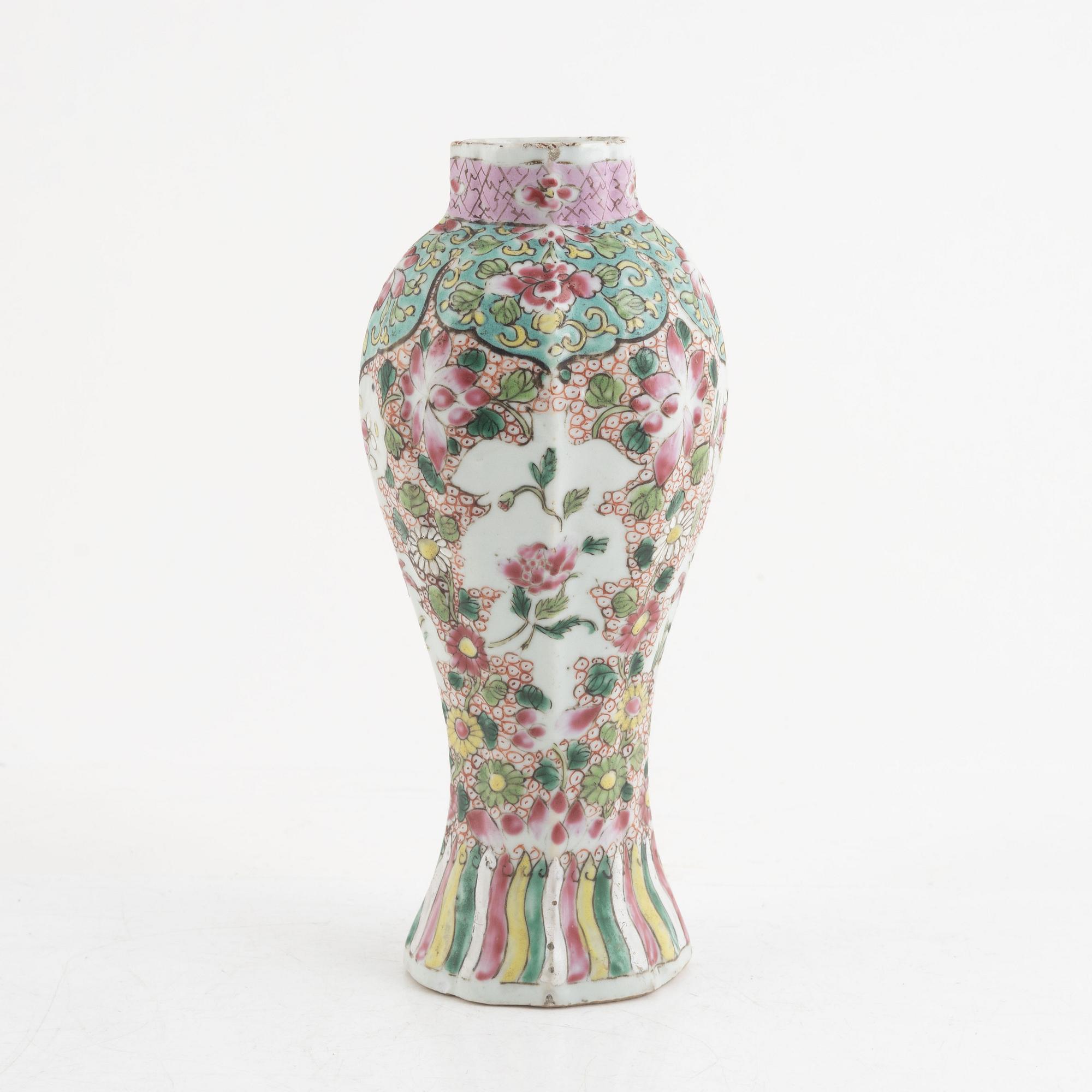A pair of Chinese famille rose porcelain plates and a vase, Qing dynasty, 18th century.
