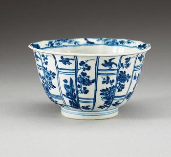 A blue and white bowl. Qing dynasty, Kangxi (1662-1722).