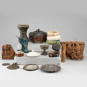 A group of 16 Southeast asian objects.