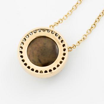 Collier 18K guld med opal och åttkantslipade diamanter.