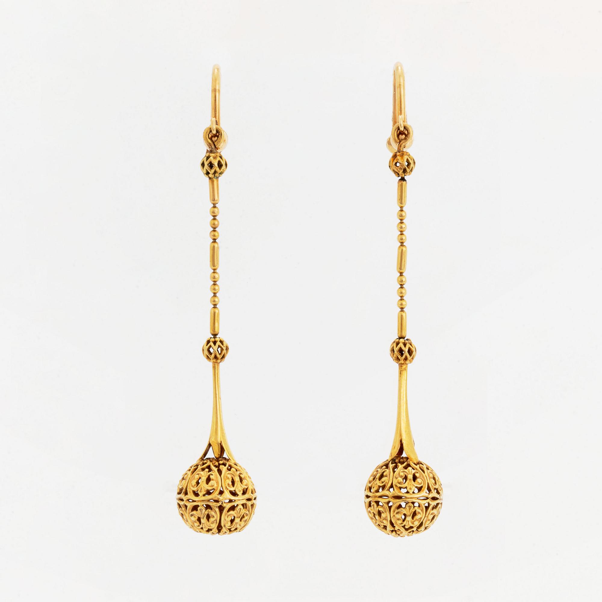 Ett par örhängen, guld.