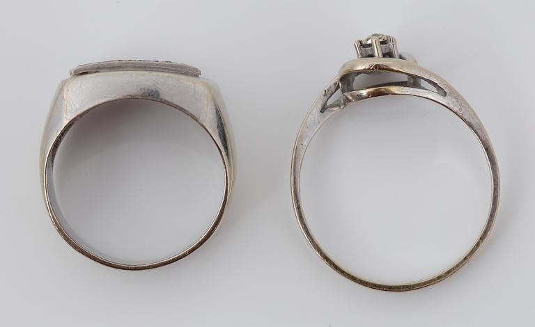 RINGAR, 2 st, 18 k vitguld samt diamanter, tot vikt ca 7.0 g.