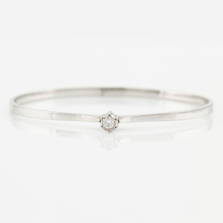 Bangle 18K white gold with a round brilliant-cut diamond.