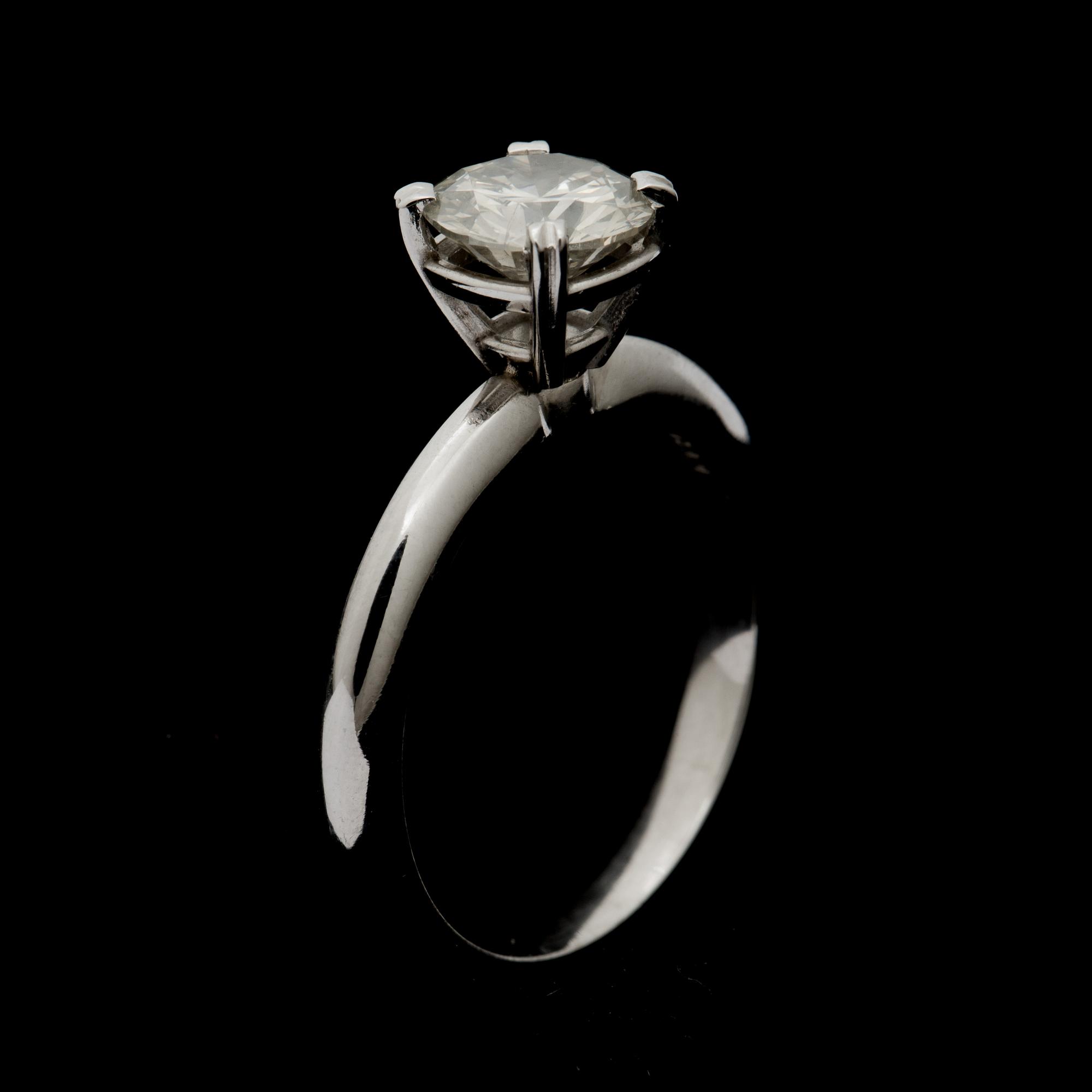 RING, 18k vitguld med briljantslipad diamant, totalt ca 1,2 ct. Vikt ca 4,9 gram.