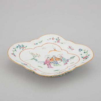 A famille rose tazza, late Qing dynasty, late 19th century.