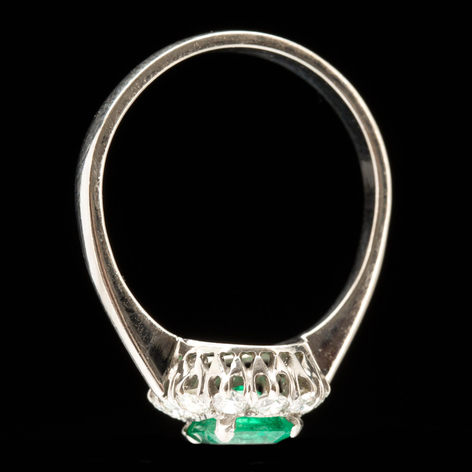 RING, 18k vitguld med smaragd 1,20ct och briljantslipade diamanter ca 0,60ct. Vikt ca 5 g.