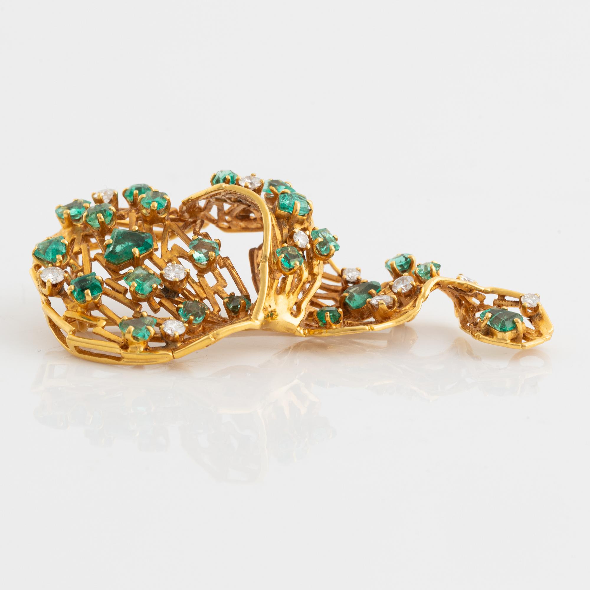 Gold emerald, and brilliant cut diamond brooch.