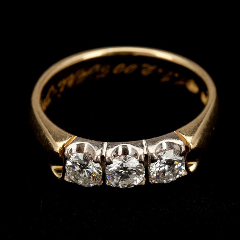 RING, guld 18K, 3 st briljantslipade diamanter tot. ca 0,60 ct. Otydliga finska stämplar, 2000-tal. Vikt 5,1 g.