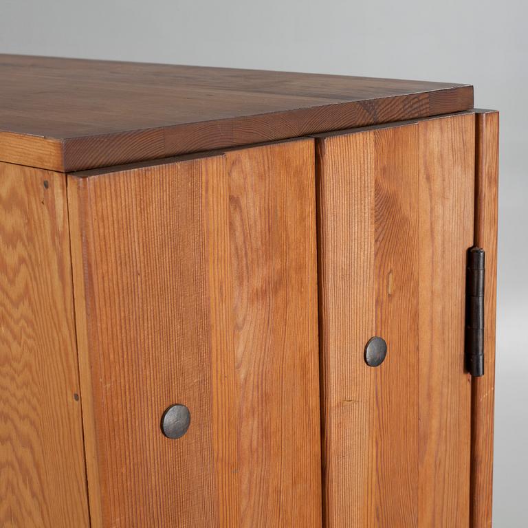 A 1930s "Lovö" cabinet by Axel Einar Hjorth for Nordiska Kompaniet.