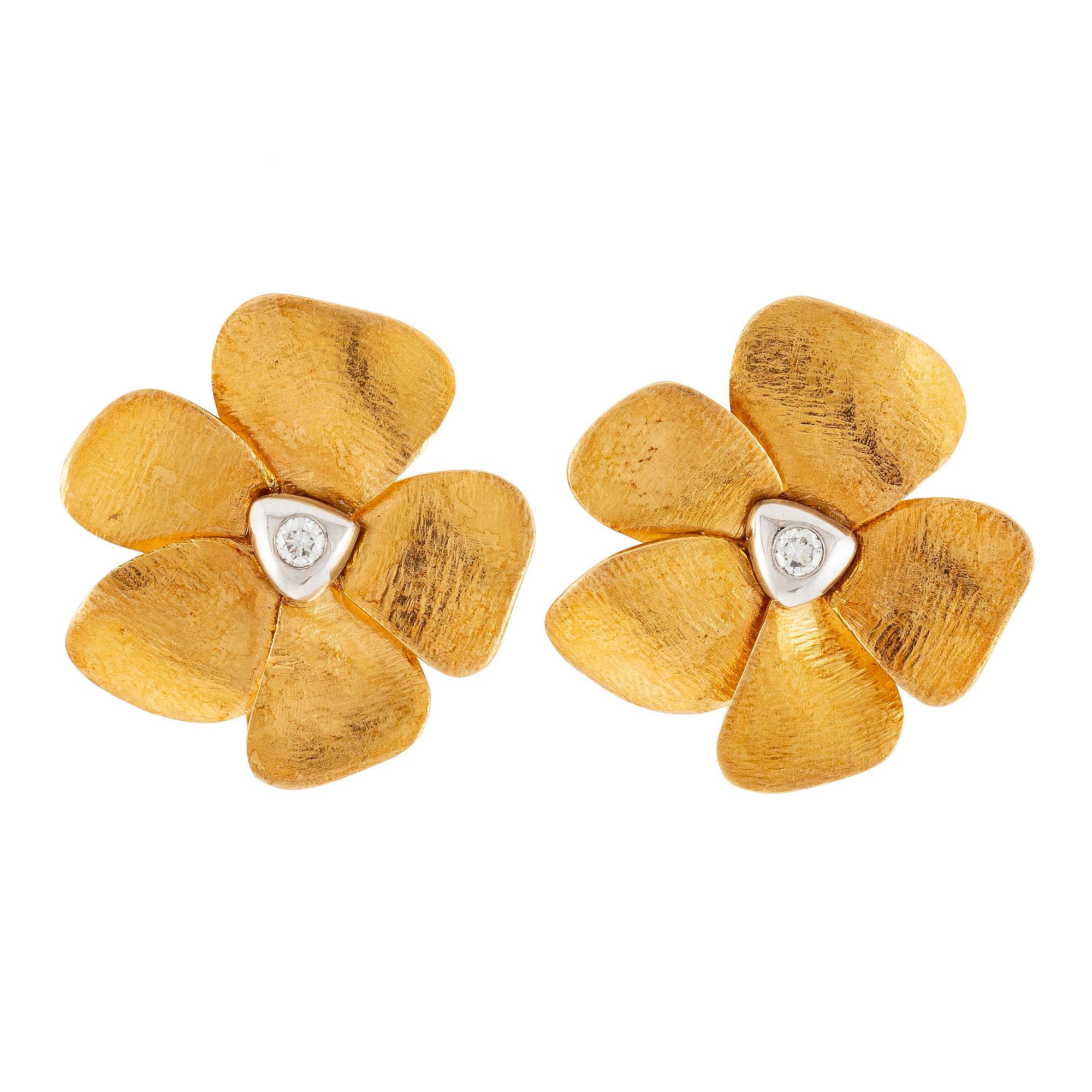 A pair of earrings in the form of flowers in 18K gold with round brilliant-cut diamonds by Ole Lynggaard.