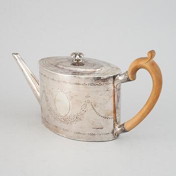 TEKANNA, silver, London, 1824. Vikt cirka 354 gram totalt.