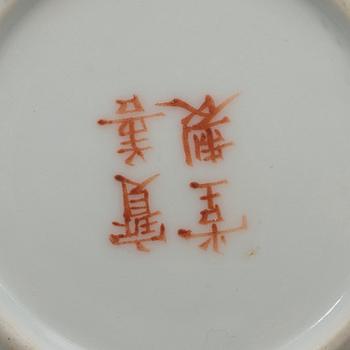 KOPPAR, fyra stycken, porslin. Qingdynastin, omkring 1900 med Guangxus märke.