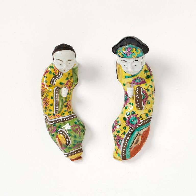 Väggfiguriner, två stycken, porslin. Qingdynastin, 1800-tal.
