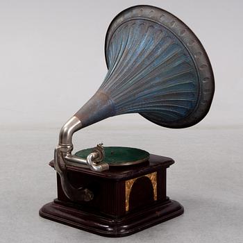 An early 20th century 
English gramophone player.