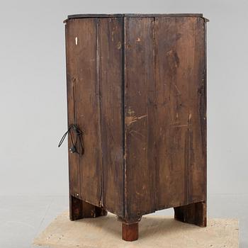 HÖRNSKÅP, Karl Johan, 1800-talets mitt.